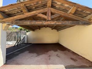 Très bel appartement deux chambre situé en haut de villa, piscine et jardin privatifs, 2 places de parking