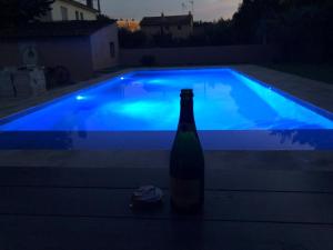 Très bel appartement deux chambre situé en haut de villa, piscine et jardin privatifs, 2 places de parking