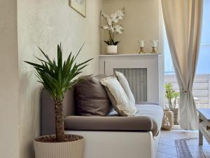 Très bel appartement deux chambre situé en haut de villa, piscine et jardin privatifs, 2 places de parking