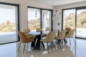 Villa with Infinity Pool, Whirlpool & Gym