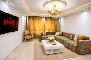 Luxury City Center Apartment Minutes from Beach & Train Station شقة فاخرة في وسط المدينة وعلى بعد دقائق من البحر
