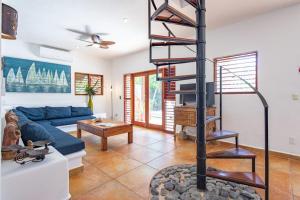 Beachfront home with private pool beach access balcony with ocean views patio - Villa Belleza