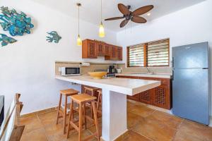 Beachfront home with private pool beach access balcony with ocean views patio - Villa Belleza