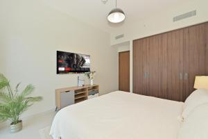 Dubai Creek Work Suite 1BR with Private Office & PS5