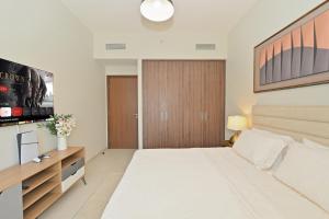 Dubai Creek Work Suite 1BR with Private Office & PS5