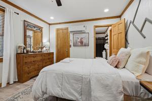 Honey Bee Hideout by American Patriot Getaways