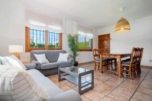 Chalet a pie Cala Forn con piscina