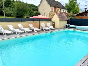 La Sarrazine-Gîte familial-Piscine