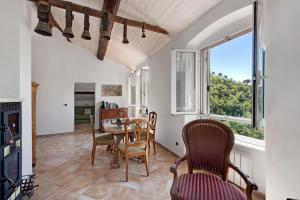 Cottage rustico con vista mare