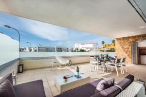 Lovely Modern Apartment With Pool