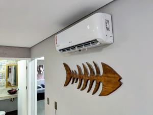 F1- 2 Suítes, sala e cozinha tudo com Ar Condicionado Split, 2 banheiros, 1 Lavabo, 1Garagem e internet rápida - Beira Mar