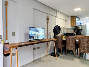 F1- 2 Suítes, sala e cozinha tudo com Ar Condicionado Split, 2 banheiros, 1 Lavabo, 1Garagem e internet rápida - Beira Mar