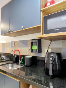 F1- 2 Suítes, sala e cozinha tudo com Ar Condicionado Split, 2 banheiros, 1 Lavabo, 1Garagem e internet rápida - Beira Mar