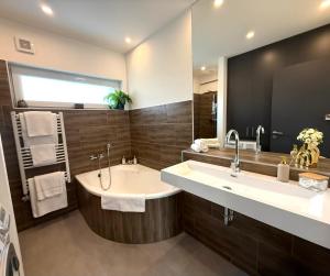 Local-Lux Garden Residence A- 2 Bedrooms-Terrace