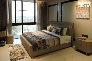 StayVista at The Earth Stone with Infinity Pool, Lawn