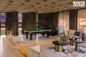 StayVista at The Earth Stone with Infinity Pool, Lawn