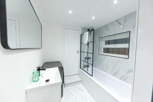 Perfect for Contractors - 4Bed 2Bath - Parking