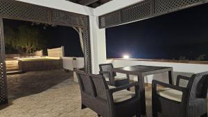 Cool 4-bedroom Villa with sea views