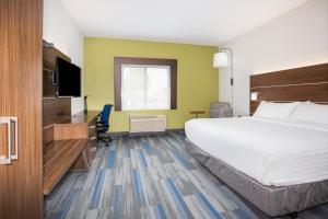 Holiday Inn Express Kansas City - at the Legends! by IHG