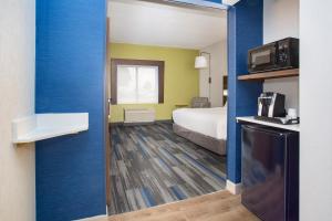 Holiday Inn Express Kansas City - at the Legends! by IHG