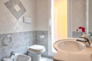 The Terrace Above The Sea img13