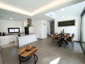 R-40-2 Luxurious Villa with pool