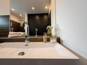 Local-Lux Garden Residence B- 2 Bedrooms-Terrace