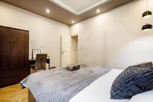 Super Central Cosy 2 plus 1 BR Near NewYork Cafe with Balcony