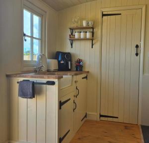 Cape Cornwall Shepherds hut with vast sea views