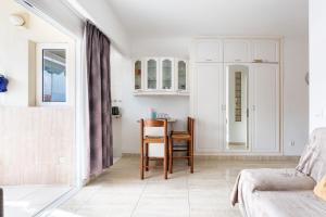 Marina view, sunny one bedroom pyr