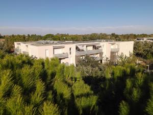 Aurora, magnifique, classé 3 étoiles, 6 personnes, accès direct plage, parking privé, vue mer à travers la pinède
