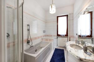 Due passi dal mare tra gli ulivi