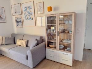 Aurora, magnifique, classé 3 étoiles, 6 personnes, accès direct plage, parking privé, vue mer à travers la pinède