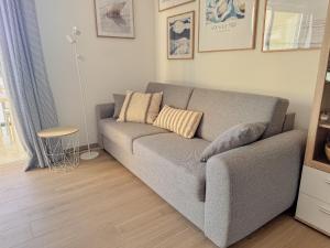 Aurora, magnifique, classé 3 étoiles, 6 personnes, accès direct plage, parking privé, vue mer à travers la pinède