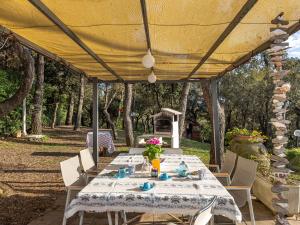 Apartment La casetta immersa nel verde by Interhome