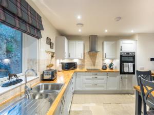 Holiday Home Glenmoriston Estate - 2 cottages by Interhome