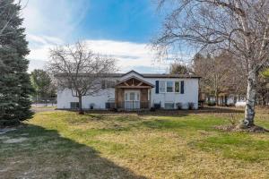 Private Hay Bay Waterfront Napanee with Pool and Dock