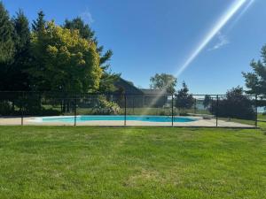 Private Hay Bay Waterfront Napanee with Pool and Dock