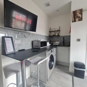 West Street Studios, Free WIFI, FREE Parking, Washer dryer