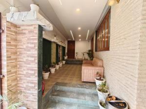 Hotel Char Dham Palace Near Kashi Vishwanath Temple