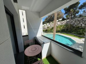 Pool View, Stylish 3BR & 2BA with Balcony, Near Train Station