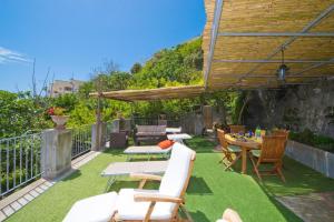 Villa Red Moon Green garden