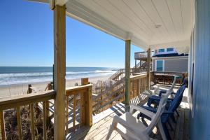 Discover Sea La Vie an oceanfront 3-bedroom haven in Surf City, perfect for families!