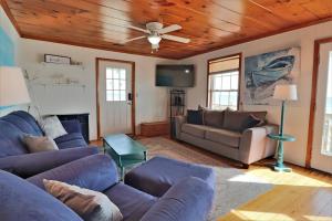 Discover Sea La Vie an oceanfront 3-bedroom haven in Surf City, perfect for families!
