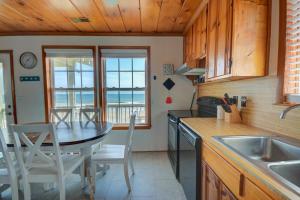 Discover Sea La Vie an oceanfront 3-bedroom haven in Surf City, perfect for families!