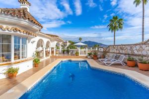 Villa With Pool, Jacuzzi V215