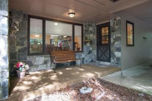 Connestee Lakefront Retreat · Lakefront Retreat in Connestee Fal