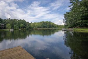 Connestee Lakefront Retreat · Lakefront Retreat in Connestee Fal