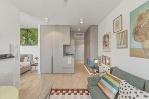 Business suite with skyline view with parking space
