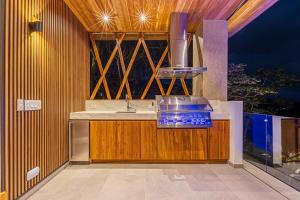 Pacific Paradise Brand New Luxury Home, Dominical